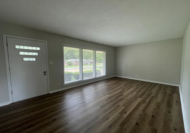 3rd image of 421 E Lakeside Dr E, Florence, AL 35630 | MLS# 3320002