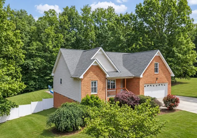 Photo 2 of Single family home for sale at 206 Eastwood Dr #A, Dickson, TN 37055 | MLS# 3320141 | Listing updated on 2026-10-02