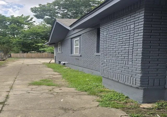 Photo 2 of Single family home for sale at 1251 Lamar Ave, Memphis, TN 38104 | MLS# 3593494 | Listing updated on 2026-09-17