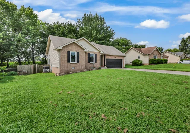 Photo 1 of Single family home for sale at 3250 S Senseney Cir, Clarksville, TN 37042 | MLS# 3514240 | Listing updated on 2026-10-13