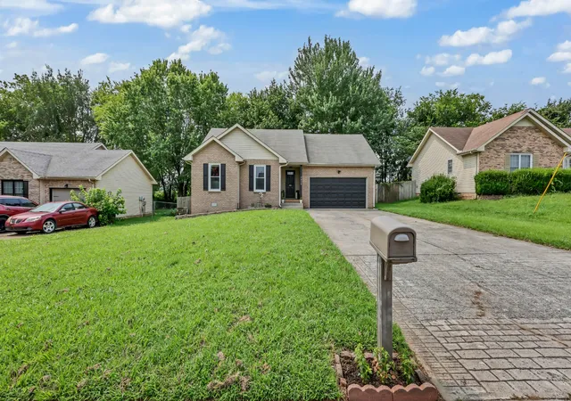 Photo 3 of Single family home for sale at 3250 S Senseney Cir, Clarksville, TN 37042 | MLS# 3514240 | Listing updated on 2026-10-13