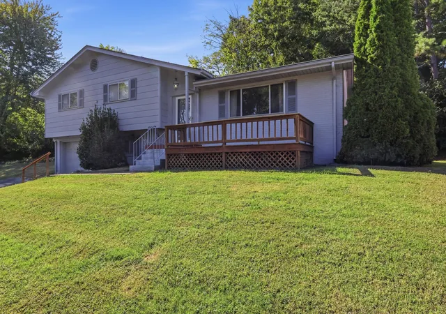 Photo 2 of Single family home for sale at 1127 Hillsboro Dr, Chattanooga, TN 37412 | MLS# 3320566 | Listing updated on 2026-10-10