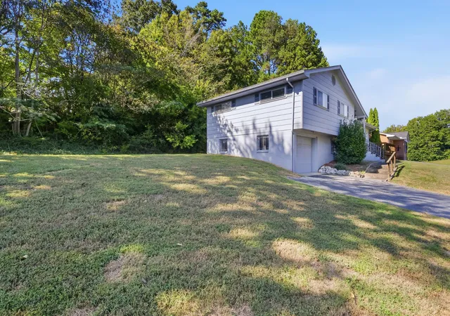 Photo 3 of Single family home for sale at 1127 Hillsboro Dr, Chattanooga, TN 37412 | MLS# 3320566 | Listing updated on 2026-10-10