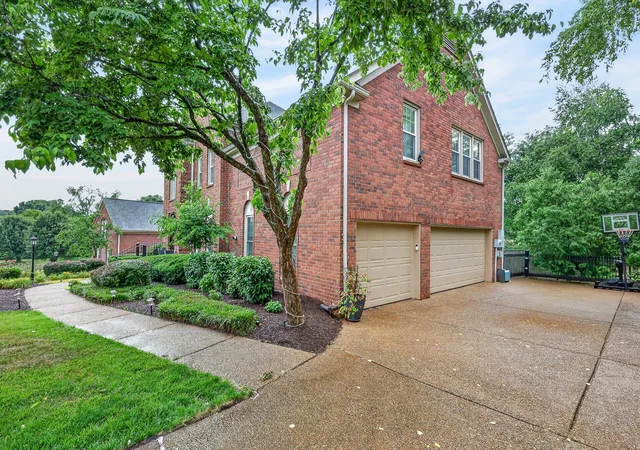Photo 4 of Single family home for sale at 304 Lakemont Cir, Franklin, TN 37067 | MLS# 3506162 | Listing updated on 2026-09-23