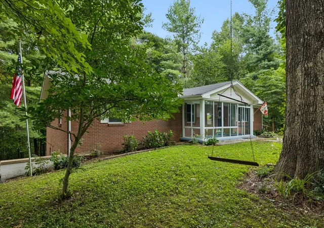 3rd image of 302 W Point Dr, Lafayette, TN 37083 | MLS# 3333604