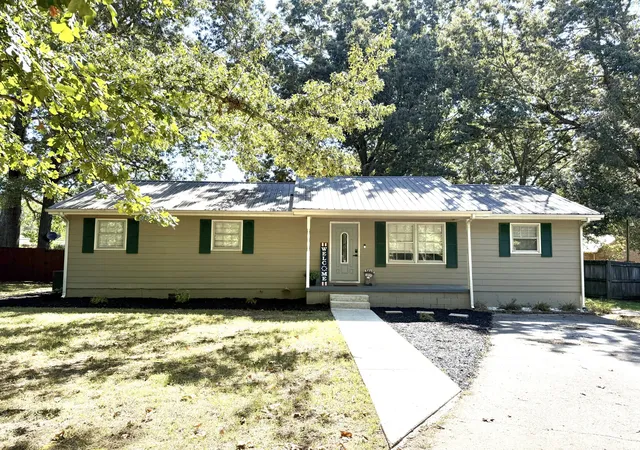 Single family home for sale at 400 Cumberland Ave, Tullahoma, TN 37388 | MLS# 3596273