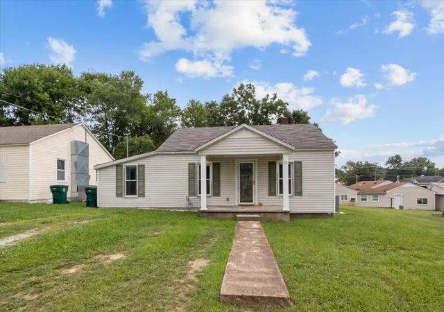 Photo 3 of Single family home for sale at 32 High St, Mc Ewen, TN 37101 | MLS# 3320671 | Listing updated on 2026-08-04