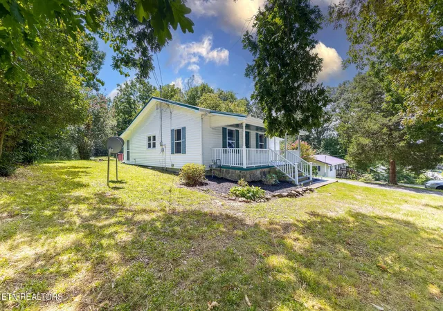 Photo 3 of Single family home for sale at 130 Oakland Ave, Lenoir City, TN 37771 | MLS# 3598082 | Listing updated on 2026-09-23