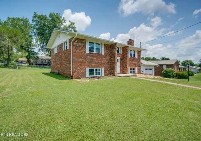 Photo 3 of Single family home for sale at 504 Mccrary Dr, Morristown, TN 37814 | MLS# 3612597 | Listing updated on 2026-10-07
