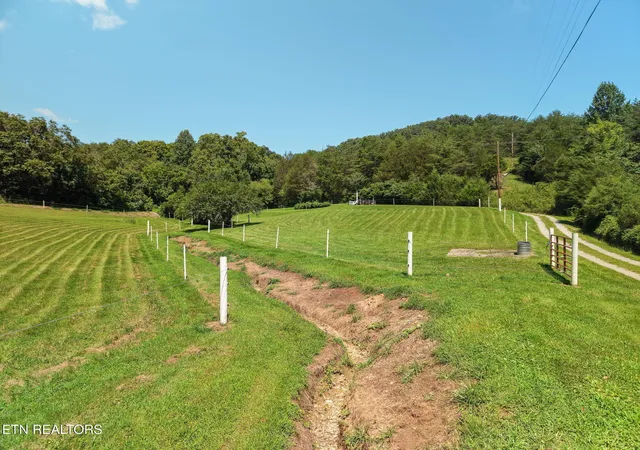Photo 3 of Single family home for sale at 3000 Upper Caney Valley Rd, Tazewell, TN 37879 | MLS# 3333589 | Listing updated on 2026-09-16