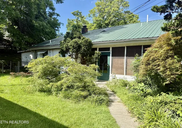 Photo 1 of Single family home for sale at 213 Northwestern Ave, Oak Ridge, TN 37830 | MLS# 3333650 | Listing updated on 2026-08-11