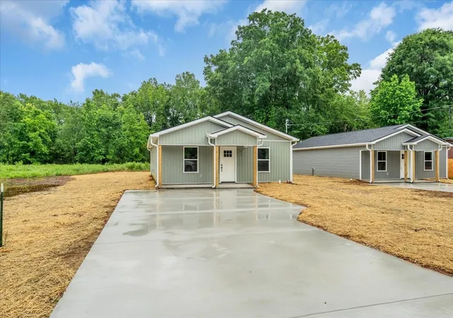 Photo 2 of Sale Pending at 900 E Decherd St, Tullahoma, TN 37388 | MLS# 3333906 | Listing updated on 2026-09-23