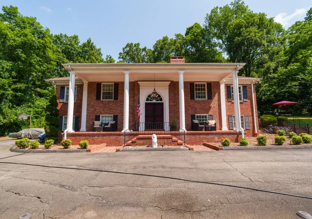 Photo 1 of Single family home for sale at 423 S Hillcrest Dr, Livingston, TN 38570 | MLS# 3599027 | Listing updated on 2026-09-24
