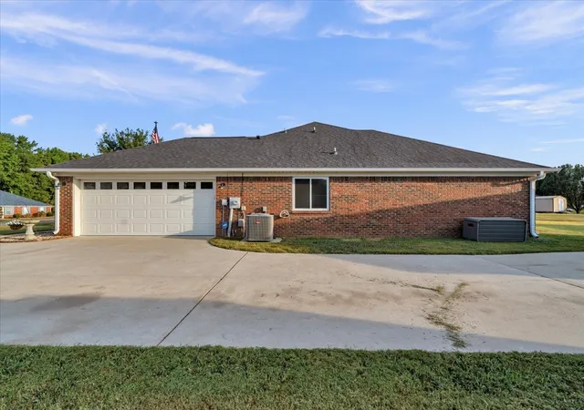 Photo 3 of Single family home for sale at 129 Edgebrook Dr, Ardmore, AL 35739 | MLS# 3624082 | Listing updated on 2026-10-22