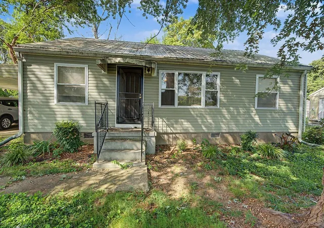 1st image of 1707 E 9th St, Hopkinsville, KY 42240 | MLS# 3335982