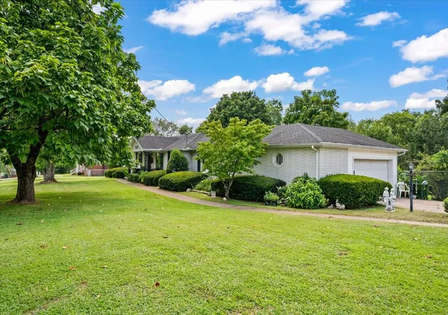 Photo 2 of Single family home for sale at 302 Utley Dr, Goodlettsville, TN 37072 | MLS# 3510463 | Listing updated on 2026-08-20