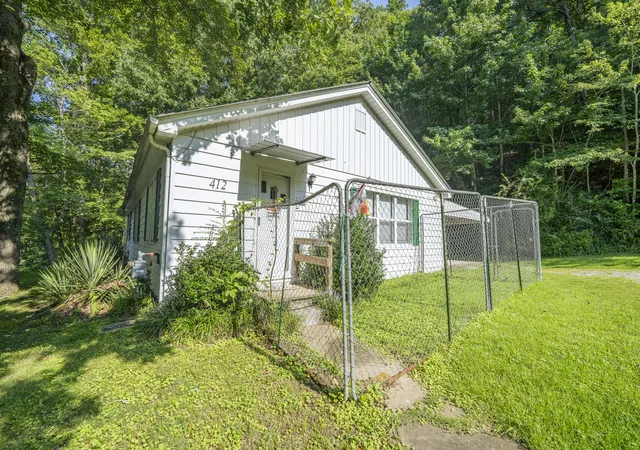 Photo 3 of Single family home for sale at 412 Walker St, Waynesboro, TN 38485 | MLS# 3500979 | Listing updated on 2026-09-02