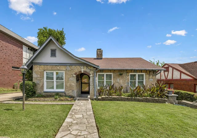 1st image of 2112 Eastwood Ave, Nashville, TN 37212 | MLS# 3499577