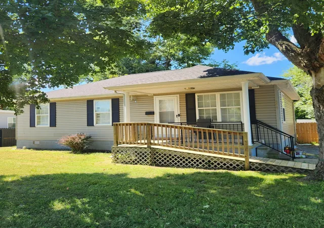 1st image of 805 E 1st St, Hopkinsville, KY 42240 | MLS# 3499851