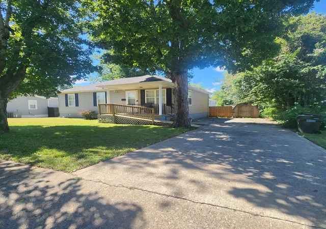 2nd image of 805 E 1st St, Hopkinsville, KY 42240 | MLS# 3499851