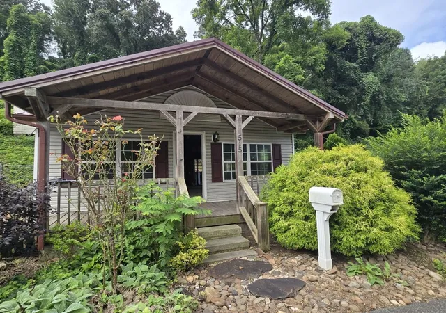 Photo 1 of Single family home for sale at 515 E Race St, Kingston, TN 37763 | MLS# 3499689 | Listing updated on 2026-08-07