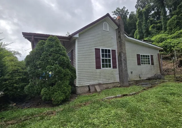 Photo 4 of Single family home for sale at 515 E Race St, Kingston, TN 37763 | MLS# 3499689 | Listing updated on 2026-08-07