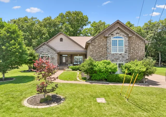 Photo 3 of Single family home for sale at 818 Tall Oak Trl, Mount Juliet, TN 37122 | MLS# 3499783 | Listing updated on 2026-10-01