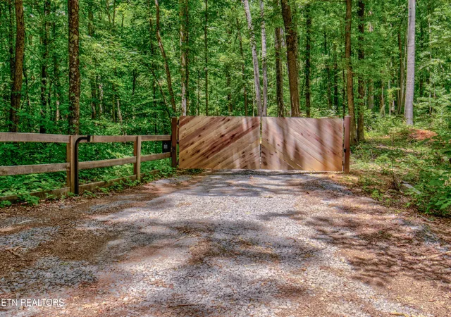 Listing Photo 2 - Condo for sale in building located at 8668 Lakeshore Dr, Rutledge, TN 37861 - Unit #