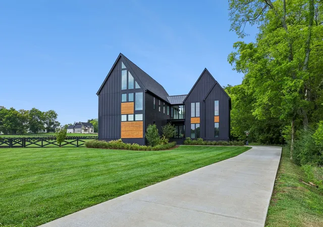 Photo 3 of Single family home for sale at 5136 Bond Ml Rd, Thompsons Station, TN 37179 | MLS# 3501437 | Listing updated on 2026-10-07