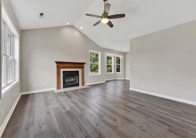 Photo 3 of Single family home for sale at 1724 Ridge Runner Ct, Clarksville, TN 37042 | MLS# 3501333 | Listing updated on 2026-09-23