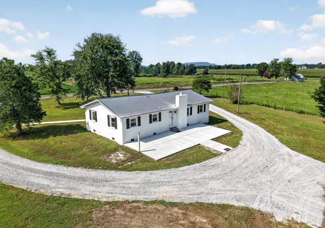 Photo 3 of Single family home for sale at 2054 Robinson Rd, Smithville, TN 37166 | MLS# 3501198 | Listing updated on 2026-09-27