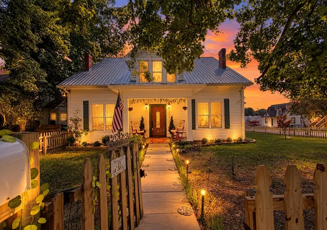 Photo 1 of Single family home for sale at 331 W Flower St, Pulaski, TN 38478 | MLS# 3508052 | Listing updated on 2026-10-01