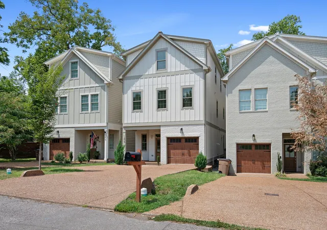 Photo 2 of Single family home for sale at 120b Lincoln Ct, Nashville, TN 37205 | MLS# 3512800 | Listing updated on 2026-09-01
