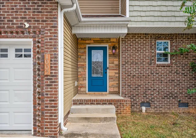 Photo 2 of Single family home for sale at 1002 Harding Dr, Clarksville, TN 37042 | MLS# 3602304 | Listing updated on 2026-10-04