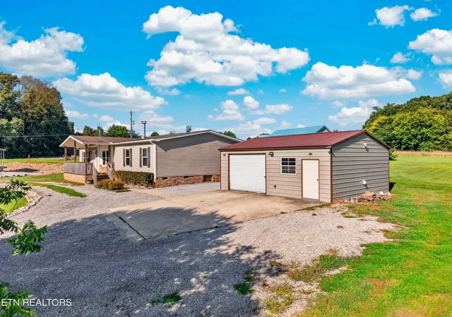 Photo 3 of Manufactured home for sale at 211 S Springview Rd, Maryville, TN 37801 | MLS# 3519182 | Listing updated on 2026-10-10