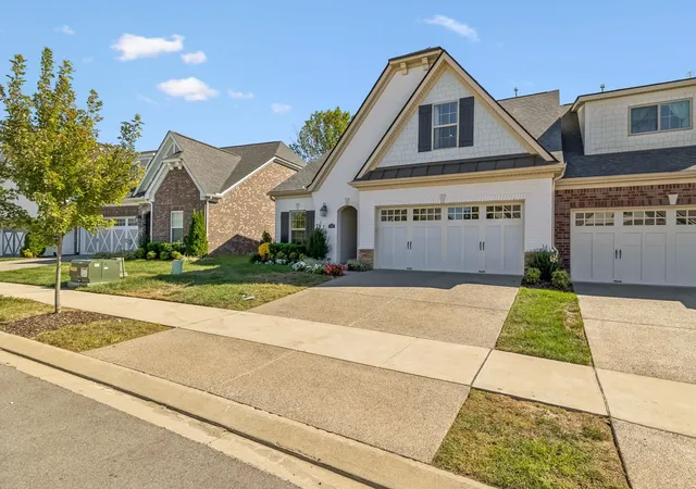 Photo 1 of Single family home for sale at 911 Cherry Grv Dr, Hendersonville, TN 37075 | MLS# 3612534 | Listing updated on 2026-10-08