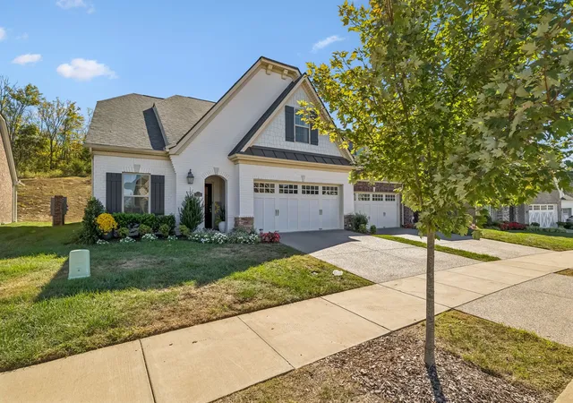 Photo 2 of Single family home for sale at 911 Cherry Grv Dr, Hendersonville, TN 37075 | MLS# 3612534 | Listing updated on 2026-10-08