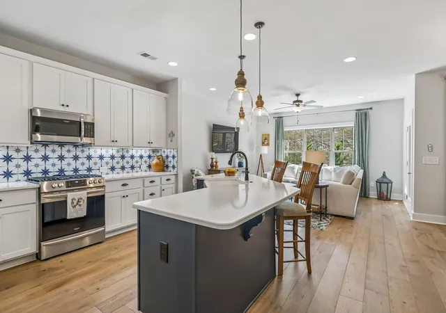 Photo 3 of Single family home for sale at 911 Cherry Grv Dr, Hendersonville, TN 37075 | MLS# 3612534 | Listing updated on 2026-10-08