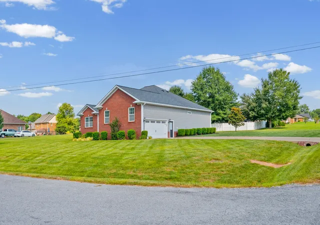 Photo 3 of Single family home for sale at 201 Quincy Dr, Hopkinsville, KY 42240 | MLS# 3510595 | Listing updated on 2026-09-25