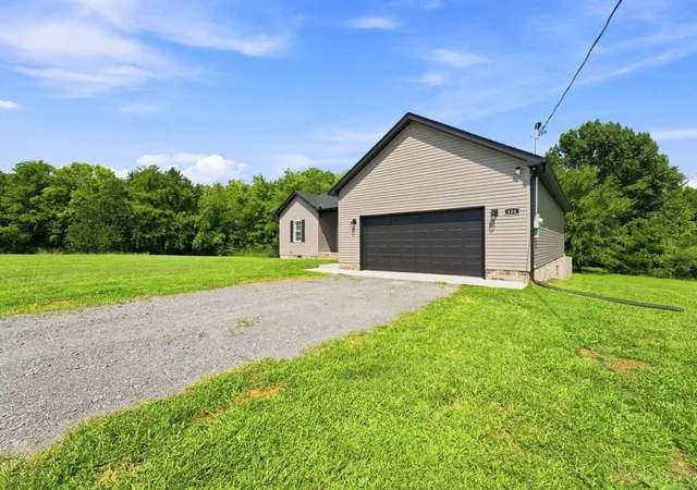 Photo 3 of Single family home for sale at 124 Simmons Ln, Shelbyville, TN 37160 | MLS# 3511166 | Listing updated on 2026-08-14