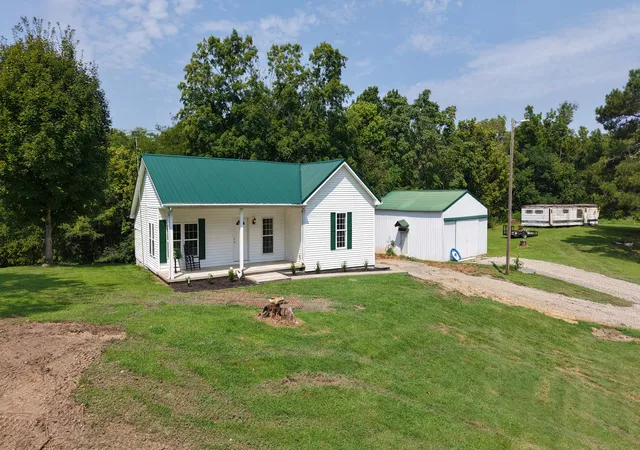 Photo 2 of Single family home for sale at 194 Davenport Ln, Lafayette, TN 37083 | MLS# 3508099 | Listing updated on 2026-10-07