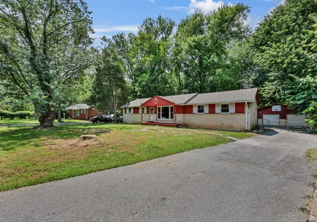 2nd image of 19 Charlemagne Blvd, Clarksville, TN 37042 | MLS# 3502108
