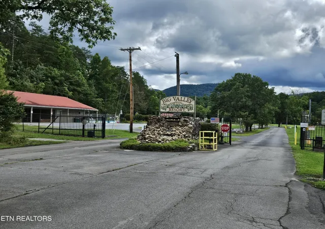 2nd image of 417 Mountain Thrush Dr, Townsend, TN 37882 | MLS# 3512534