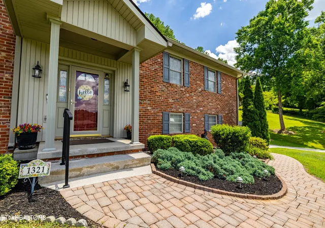2nd image of 1321 Crestwood Dr, Louisville, TN 37777 | MLS# 3510757