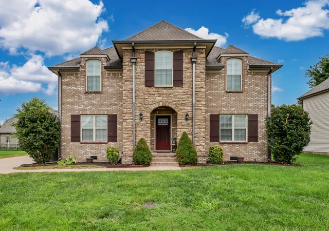 Photo 1 of Single family home for sale at 1085 Willow Cir, Clarksville, TN 37043 | MLS# 3510549 | Listing updated on 2026-09-17