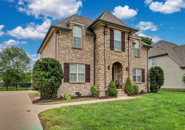 Photo 2 of Single family home for sale at 1085 Willow Cir, Clarksville, TN 37043 | MLS# 3510549 | Listing updated on 2026-09-17