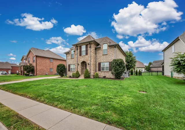 Photo 3 of Single family home for sale at 1085 Willow Cir, Clarksville, TN 37043 | MLS# 3510549 | Listing updated on 2026-09-17