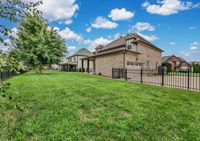 Photo 4 of Single family home for sale at 1085 Willow Cir, Clarksville, TN 37043 | MLS# 3510549 | Listing updated on 2026-09-17