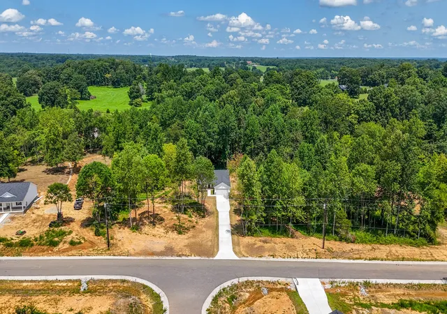 Photo 3 of Single family home for sale at 208 Crepe Myrtle Dr, Dickson, TN 37055 | MLS# 3508140 | Listing updated on 2026-10-01