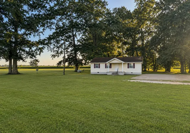 Photo 1 of Single family home for sale at 686 Johnson St, Clarksville, TN 37043 | MLS# 3514628 | Listing updated on 2026-10-09